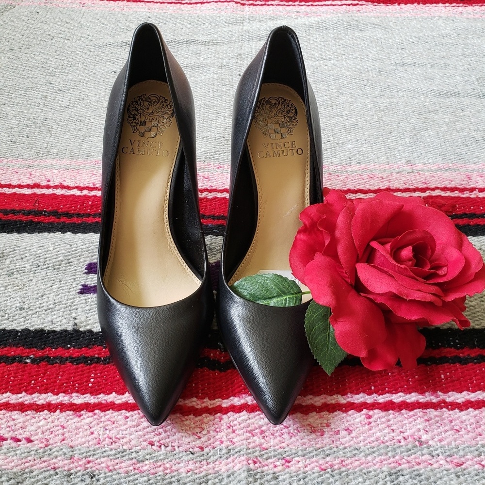 VINCE CAMUTO | BLACK LEATHER COURT HEELS
